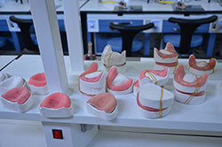 مختبر صناعة الأسنان / كلية طب الأسنان